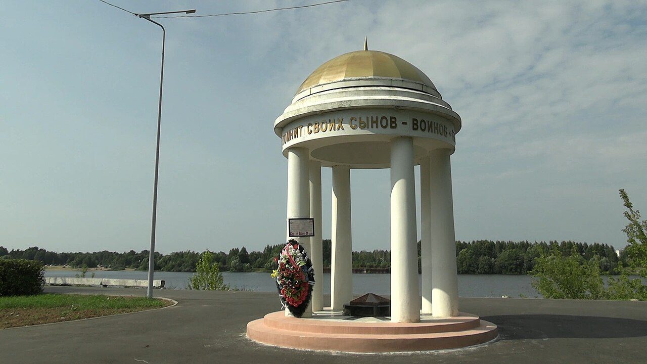 Ротонда на набережной Менделеева